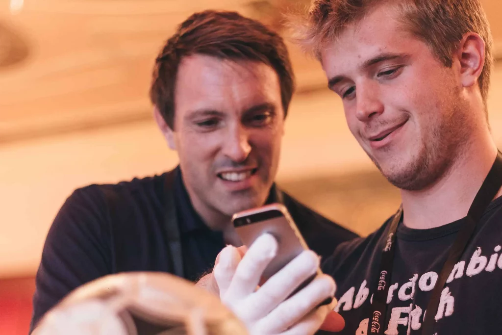 Two people looking at a smartphone together – an illustration for storytelling that truly resonates with the target audience