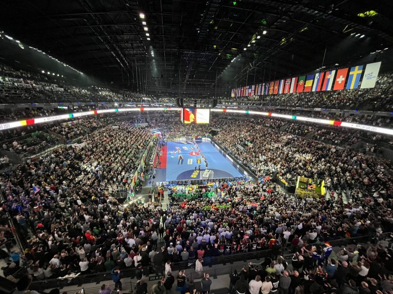 Vollbesetzte Arena bei der Handball Europameisterschaft 2024 in Düsseldorf – Event-Aktivierung für das Spiel Deutschland gegen die Schweiz