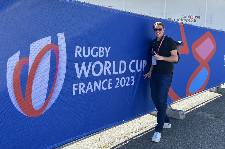 Dr. Martin Gebhardt vor dem offiziellen Banner der Rugby World Cup France 2023 in Toulouse – Partneraktivierung für adidas und die All Blacks