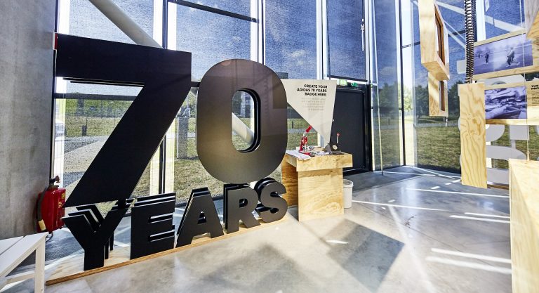 Große schwarze "70 Years"-Letterninstallation im adidas Campus Herzogenaurach – Jubiläumsprojekt begleitet von Dr. Martin Gebhardt