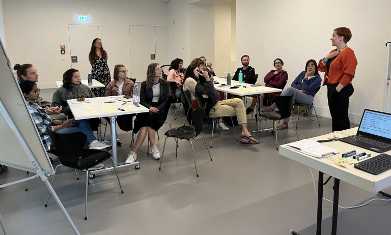 Teilnehmerinnen und Teilnehmer eines Ausstellungsworkshops im Gespräch – Konzeptentwicklung mit Dr. Martin Gebhardt für das Forum Wissen Kassel