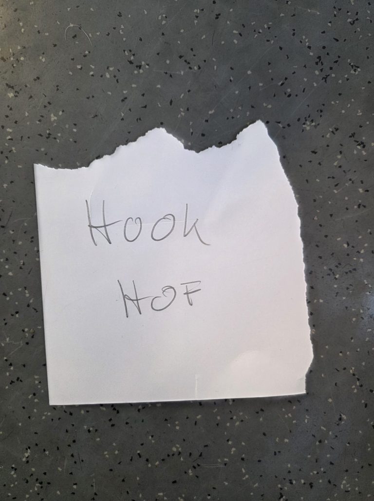 Handgeschriebener Zettel mit den Worten "Hook Hof" – Ergebnis eines Mindset-Workshops für das Start-Up Lab der Hochschule Hof