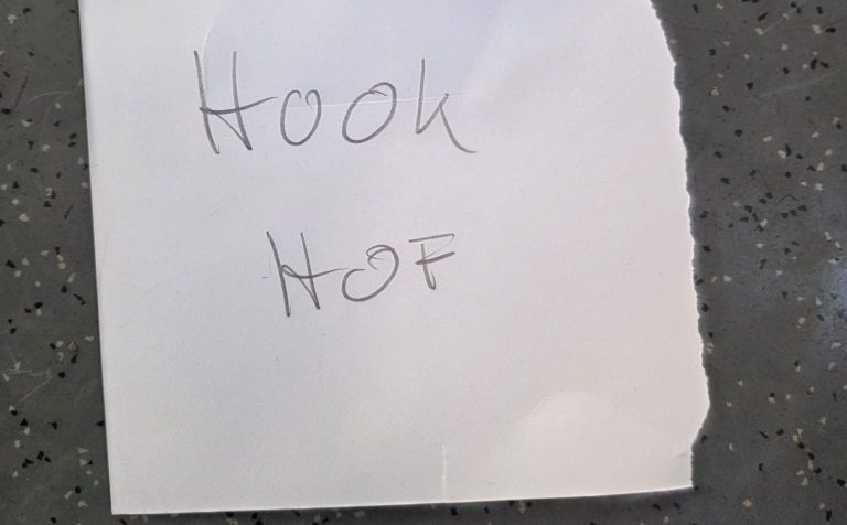 Handgeschriebener Zettel mit den Worten "Hook Hof" – Ergebnis eines Mindset-Workshops für das Start-Up Lab der Hochschule Hof