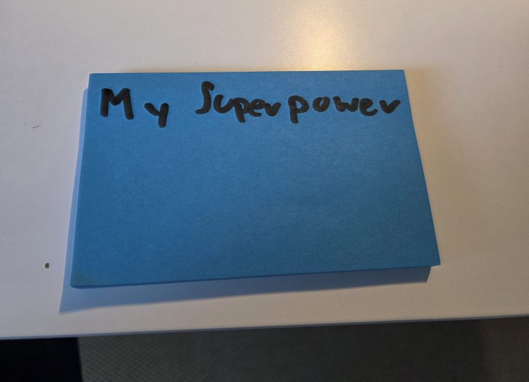 Blaue Moderationskarte mit der Aufschrift "My Superpower" – Übung aus einem Workshop von Dr. Martin Gebhardt